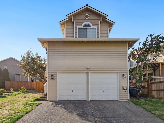Primary Photo - Updated 4-Bed Home Near Future Light Rail ...