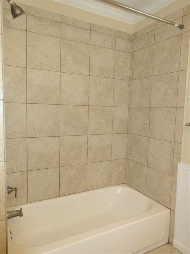 Building Photo - Adorable 2-bedroom/1-bath Duplex in Rosedale