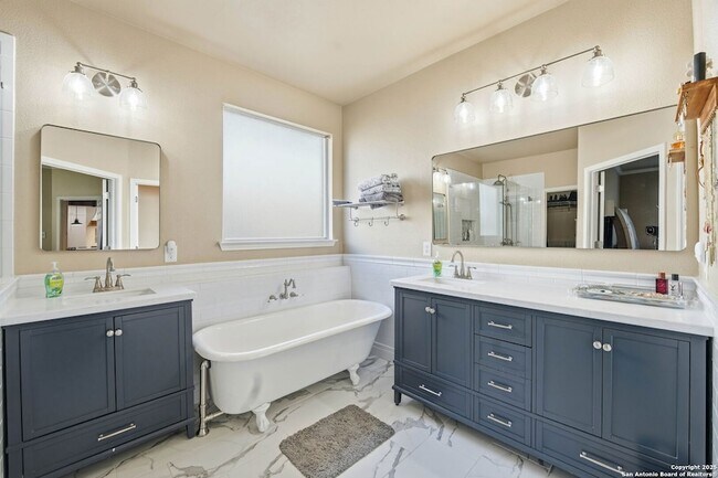 Building Photo - 711 Midway Crest