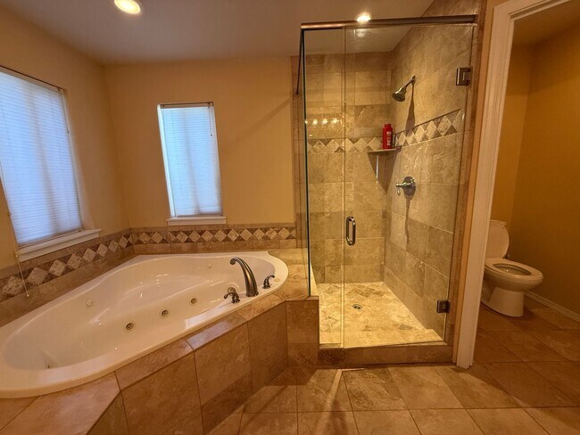 Building Photo - Spacious 4 Bed, 3 Bath Home - Terrango Glen