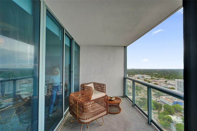 Building Photo - 601 NE 36th St