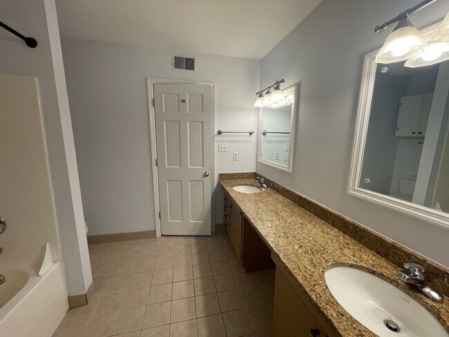 Building Photo - Williamsburg Townhome Available for Rent