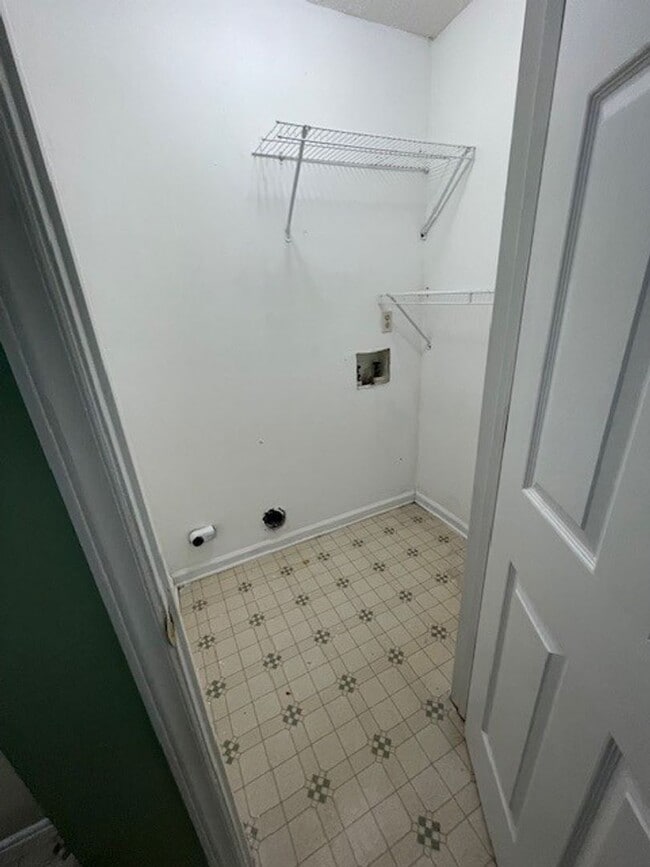 Building Photo - READY TO MOVE IN! 3 BEDS/2 BATHS!