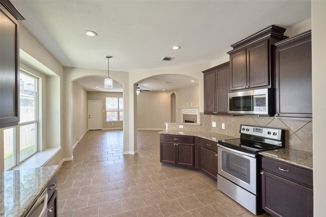 Building Photo - 12635 Lakeshore Dr