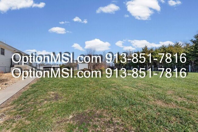 Building Photo - Country Charm Just Minutes From Lawrence!