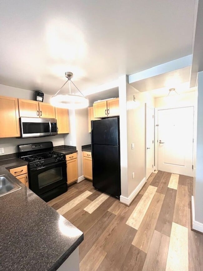 Building Photo - Updated 1+ 1 condo w/ Parking in SW DC -
