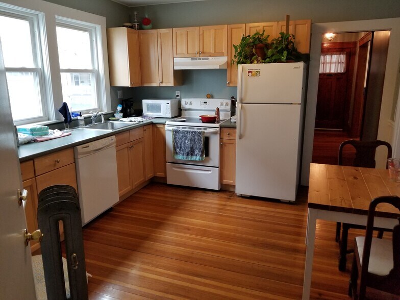 Kitchen and table - 29 Rose St