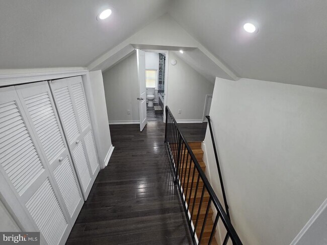 Building Photo - 5815 Robin Ln