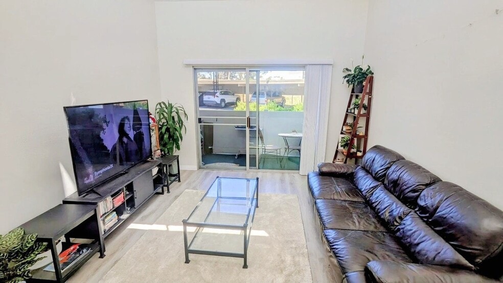 Building Photo - 8026 Linda Vista Rd