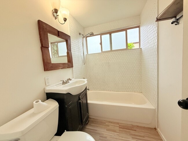 Building Photo - 401 N Lupine St