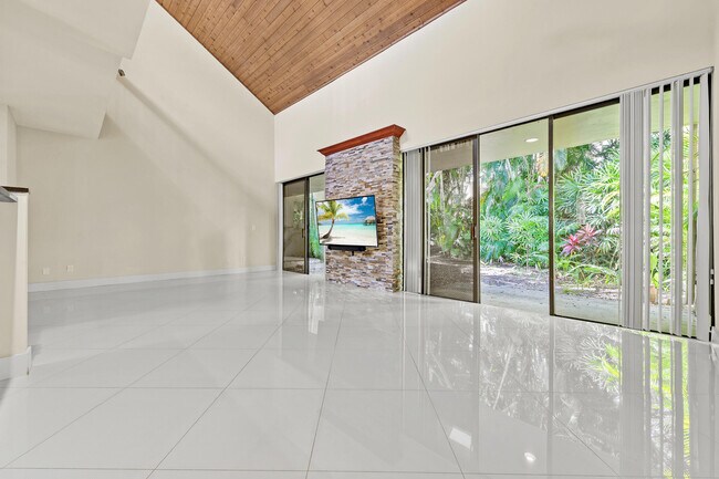 Building Photo - 790 St Albans Dr