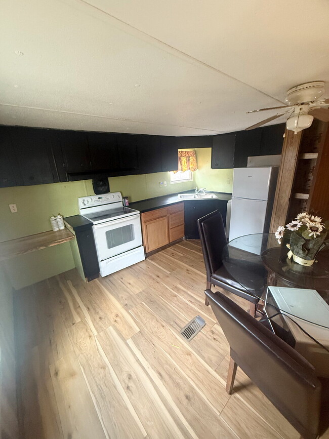 Building Photo - 3 bedroom, 1.5 bath