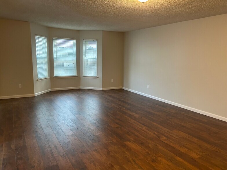 Building Photo - 149 Tulip Ln