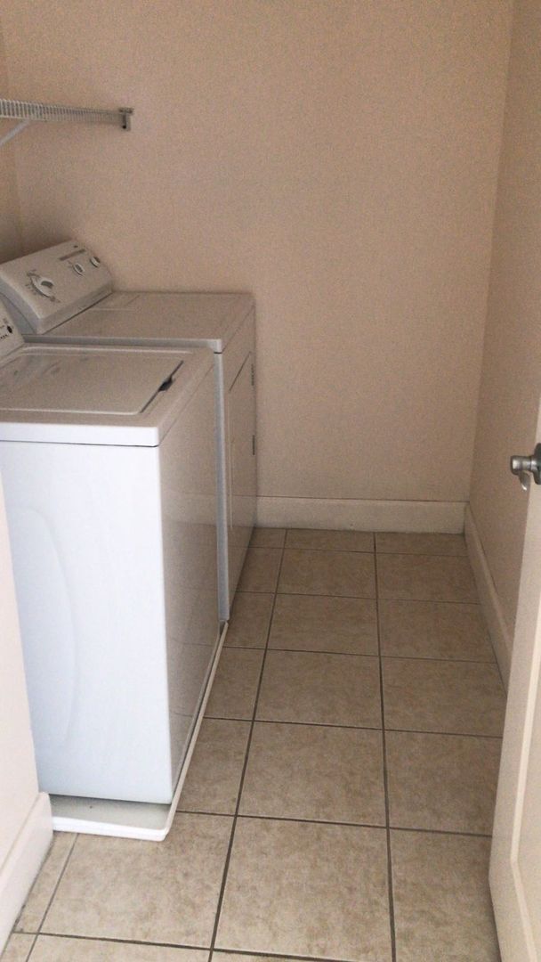 Building Photo - 1230 Wright Cir