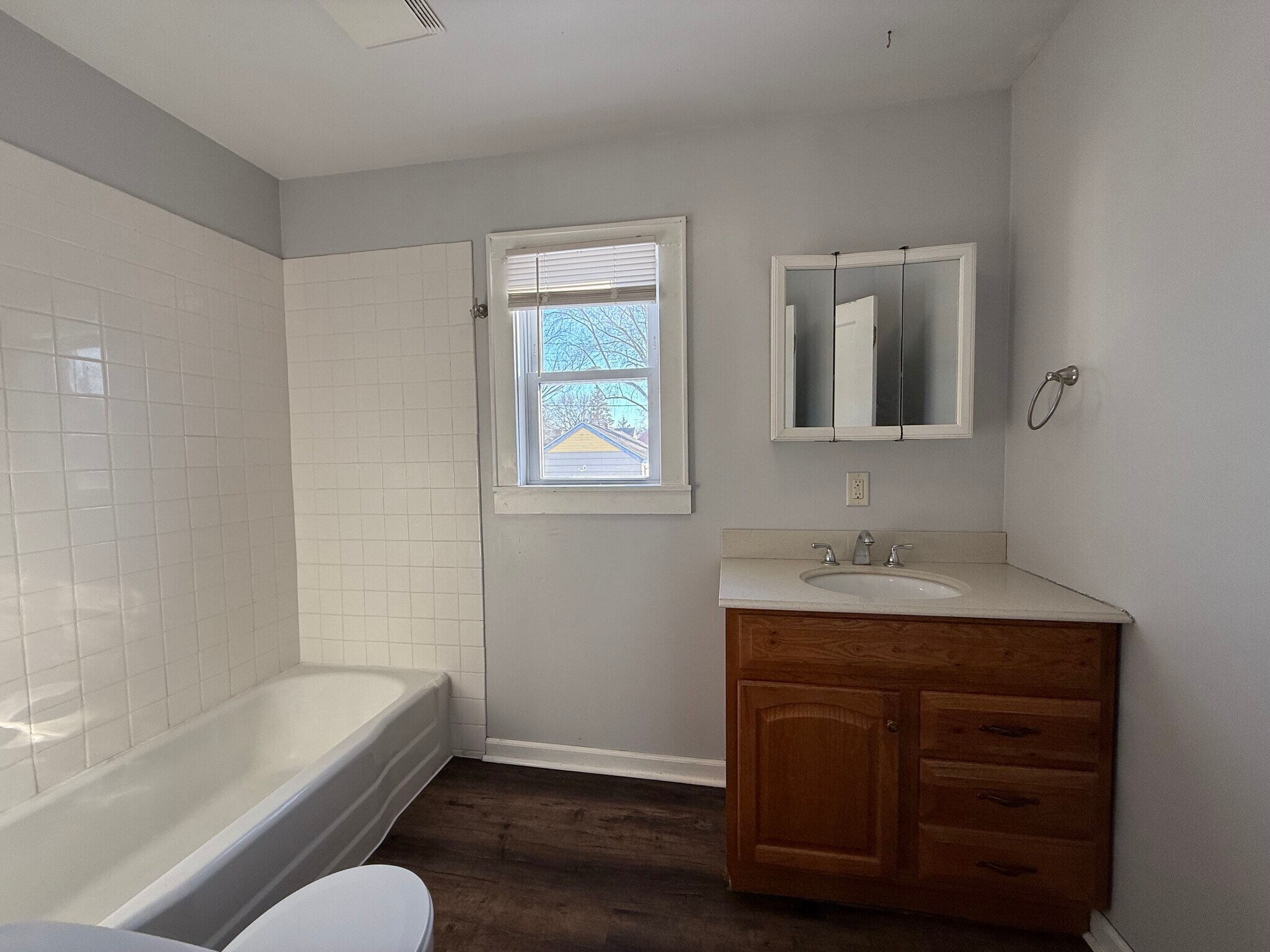 Building Photo - 1013 11th Ave SW