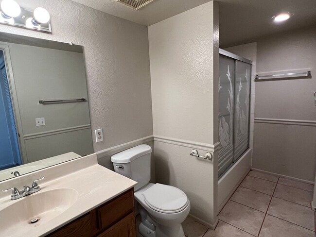 Building Photo - Chandler Townhouse 2 Bed & 1.5 Bath - 2 Story w/New Carpeting Full Size Washer/Dryer
