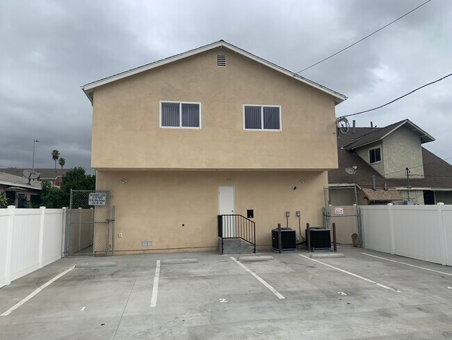 Building Photo - 708 W Gage Ave