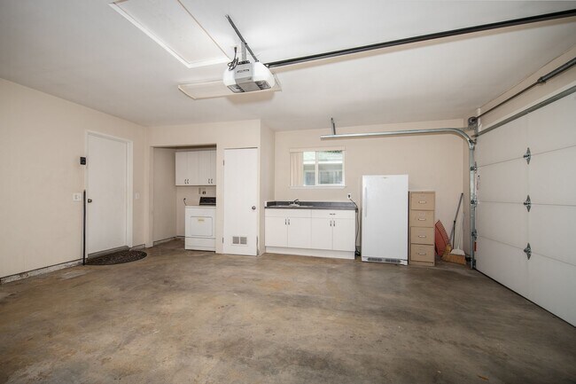 Building Photo - Updated 3 Bedroom Home in Quiet Street