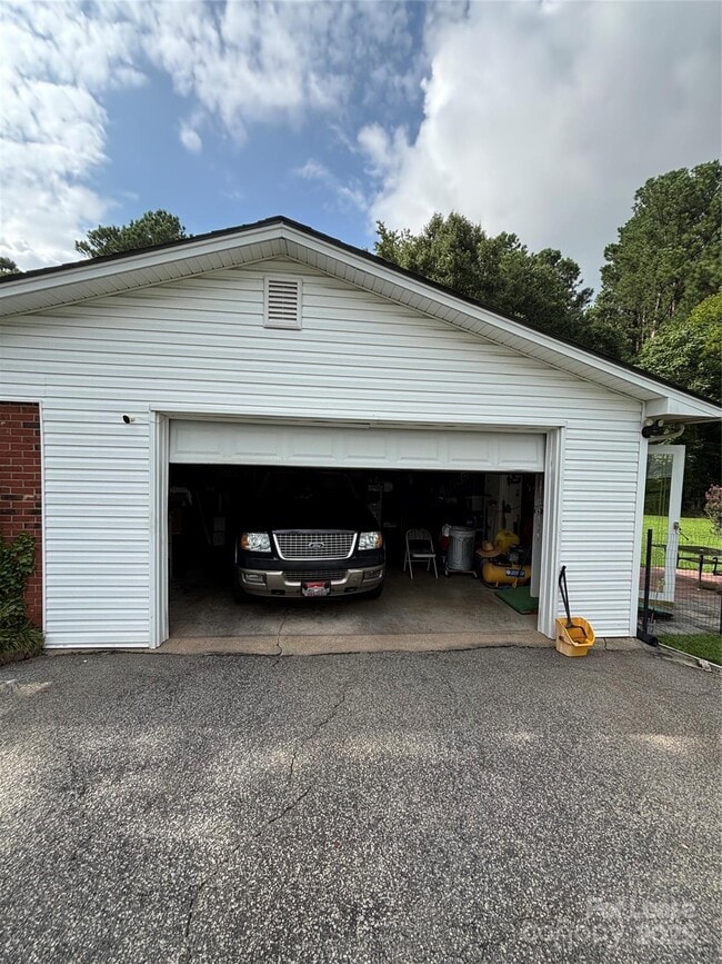 Building Photo - 2947 Lyndell Way