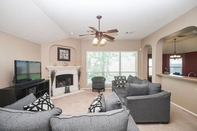 Building Photo - 5823 Knollwood Tr