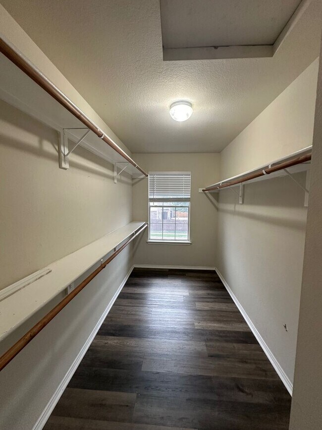 Building Photo - **Available 6/6/25**