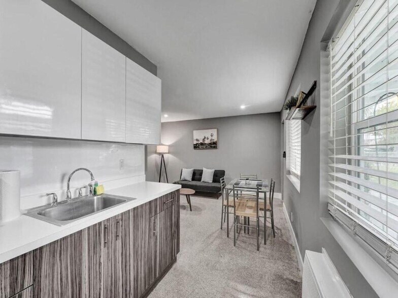 Building Photo - 906 N Riverside Dr