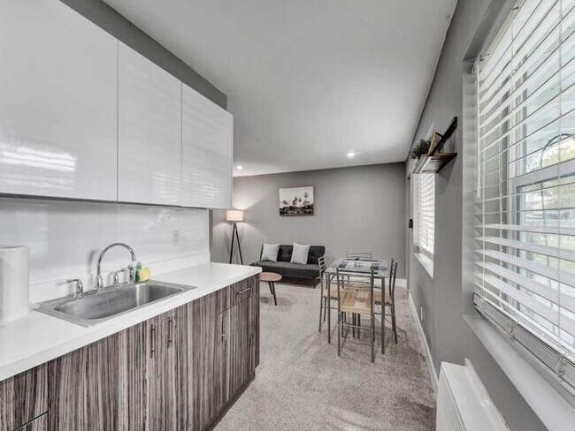 Building Photo - 906 N Riverside Dr