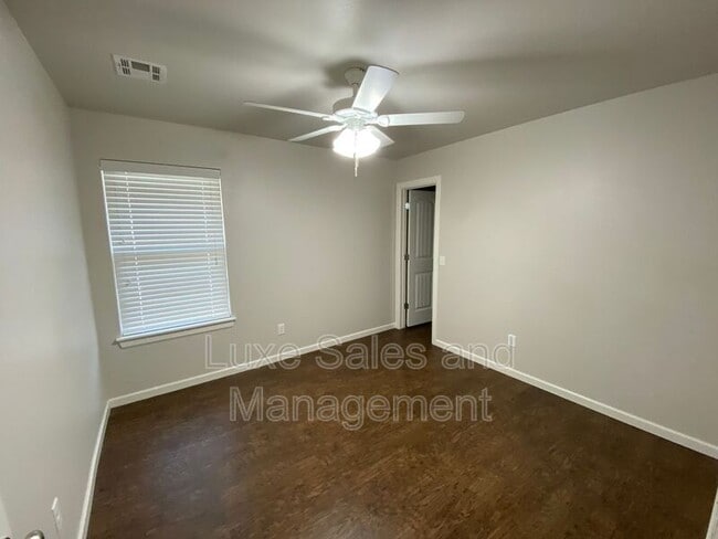 Building Photo - 11414 N Lincoln Blvd