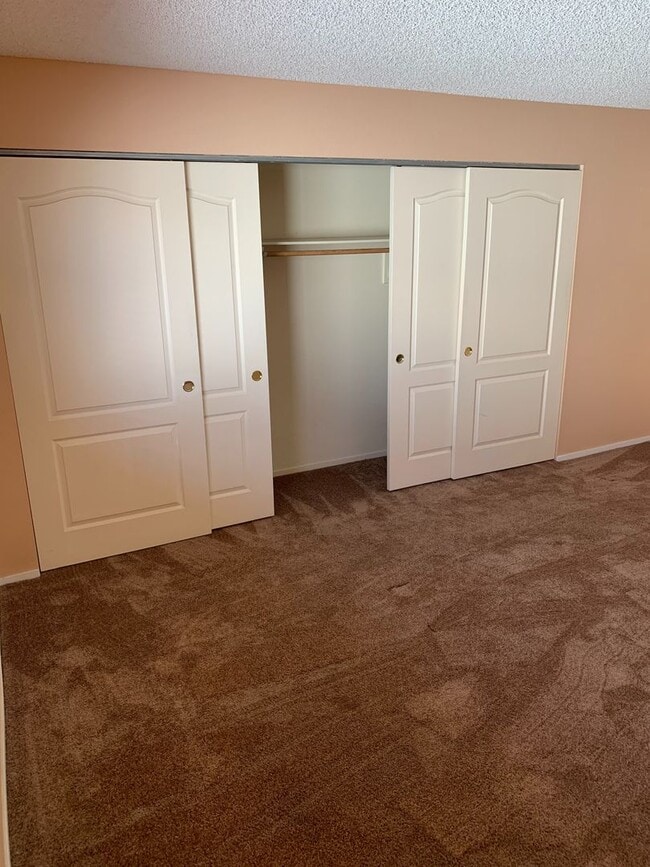 Building Photo - Beautiful upper level larger 2 bedroom, 2 ...