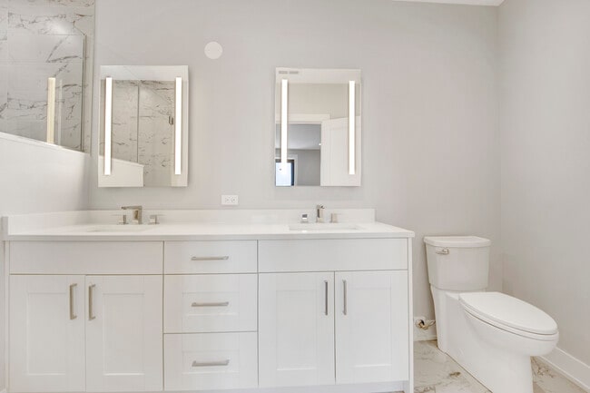 Building Photo - 2221 W Lawrence Ave