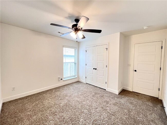 Building Photo - 5909 NW Reynolds St