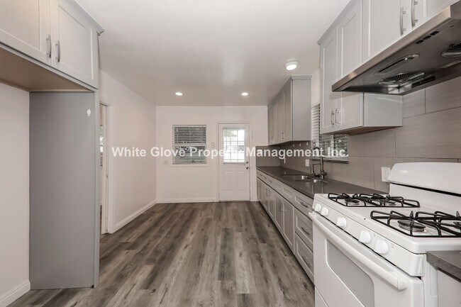 Building Photo - Charming Riverside 3 Bedroom Home with Spa...