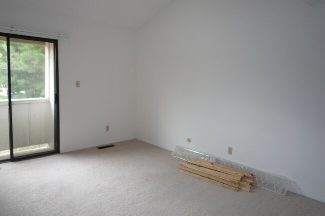 Building Photo - Remodeled condo available for July!