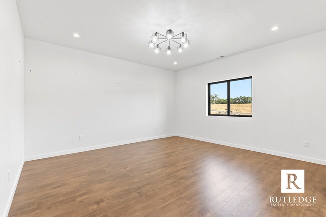 Building Photo - Exquisite 3 Bed / 2.5 Bath Home near the Eagle Point Golf Course!
