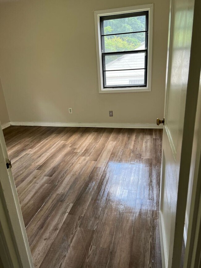 Building Photo - Cozy 2BR/1BA Home with Fireplace & Spacious Living Area