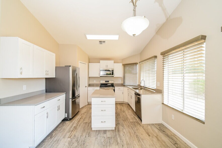 Building Photo - 2717 S Ananea