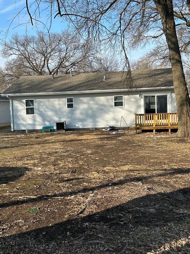 Building Photo - 1/2 OFF FIRST MONTH'S RENT!!!!!  MOVE-IN READY! Gorgeous! Newly Remodeled 3 Bedroom 2 Bathroom Home!