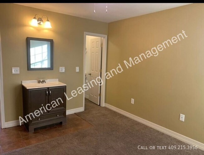 Building Photo - Move-In Special! $500 off 1st Month's Rent...