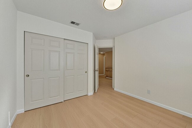 Building Photo - Updated Family Spacious Home w/ Fenced in ...