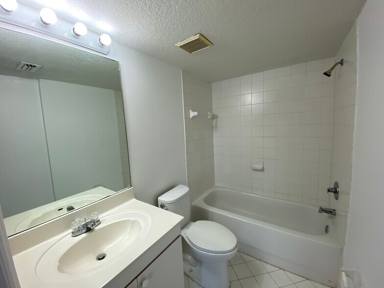 Building Photo - 2910 SE 13th Ave