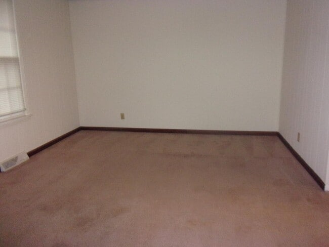 Building Photo - 105 10 Throw Dr