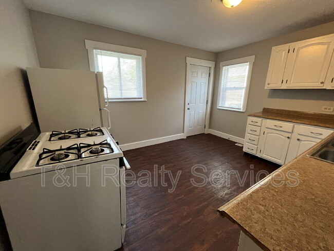 Building Photo - 608 N Chester Ave