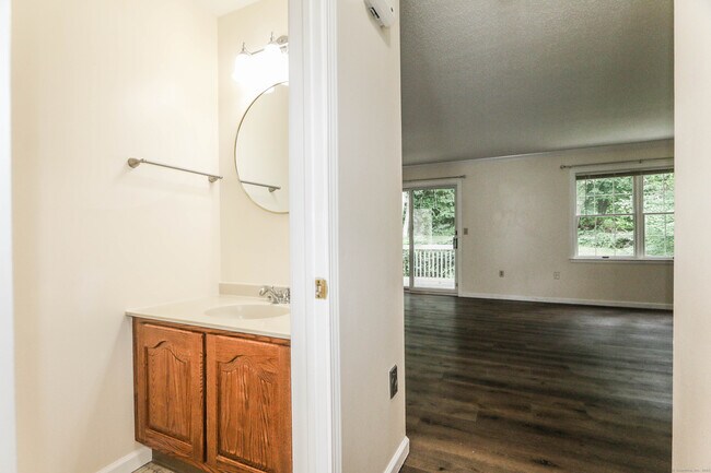 Building Photo - 409 The Meadows