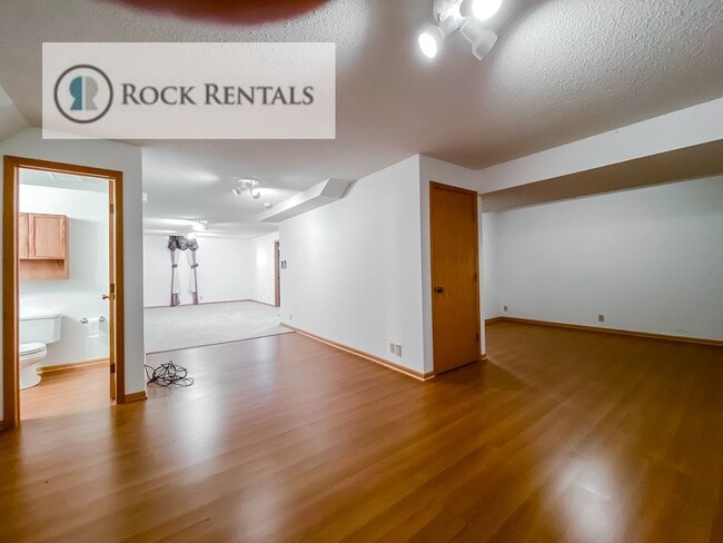 Building Photo - 14 Des Moines Ave