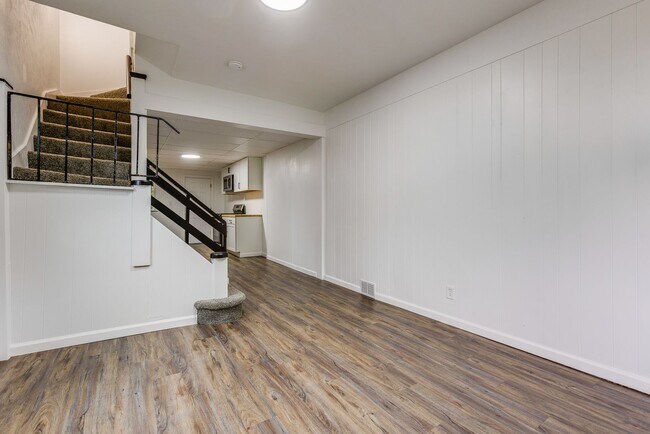 Building Photo - AVAILABLE August 2026 - Fully Renovated Mount Washington Charmer with Historic Details & Modern U...