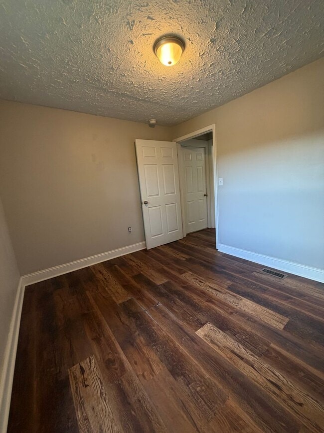 Building Photo - 3 Bedroom in Frankfort!