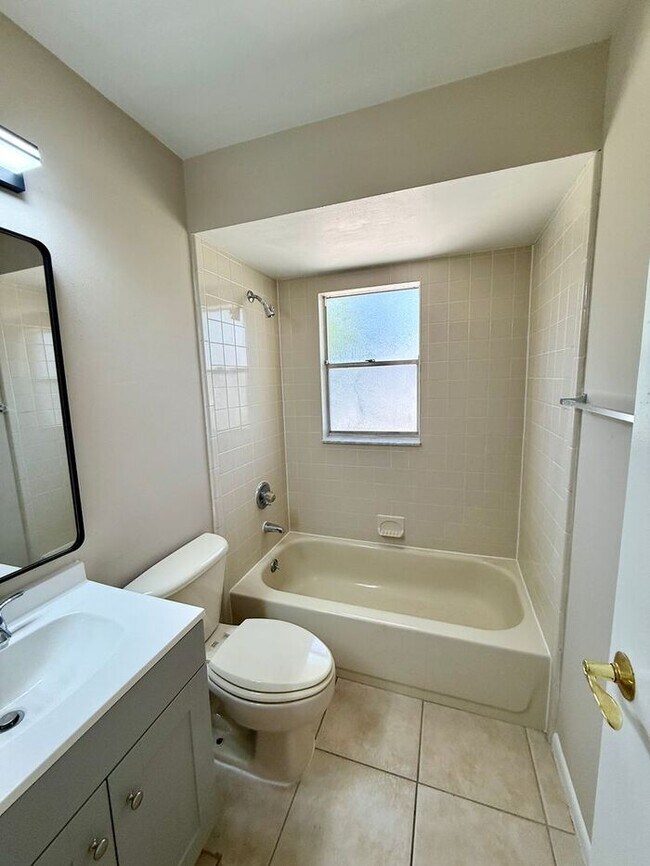 Building Photo - CUTE AFFORDABLE 2/2 DUPLEX off Michigan!
