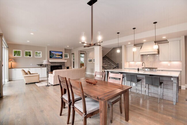 Building Photo - Furnished Home - Move in Ready!