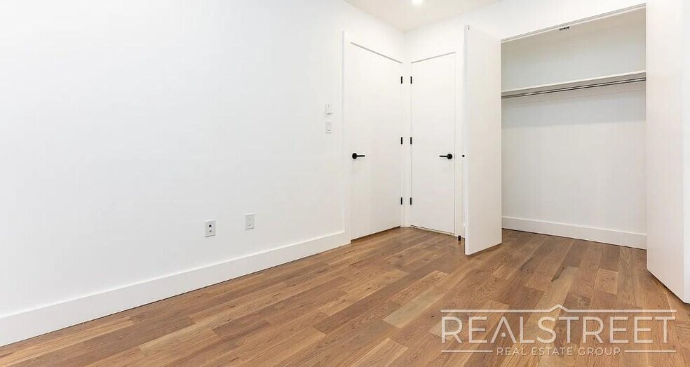 Building Photo - Montrose Avenue