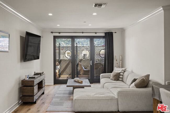 Building Photo - 122 N Clark Dr